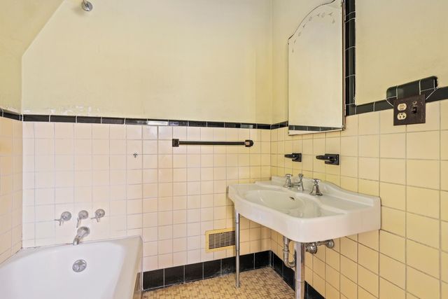 7039 Forest Avenue, Hammond, IN 46324