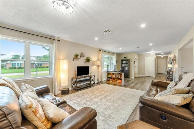 201 Crestwood St Street, Lake Charles, LA 70605