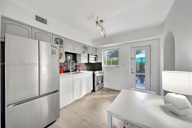 2304 SE 13th Ct, Pompano Beach, FL 33062