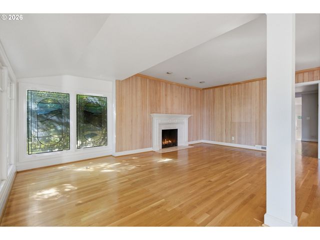 3750 UPPER Dr, Lake Oswego, OR 97035