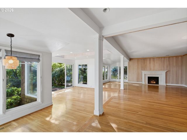 3750 UPPER Dr, Lake Oswego, OR 97035