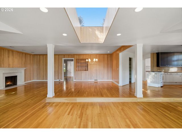 3750 UPPER Dr, Lake Oswego, OR 97035