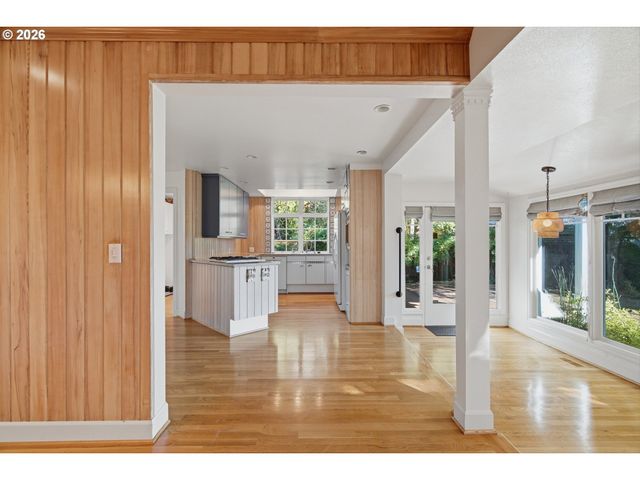 3750 UPPER Dr, Lake Oswego, OR 97035