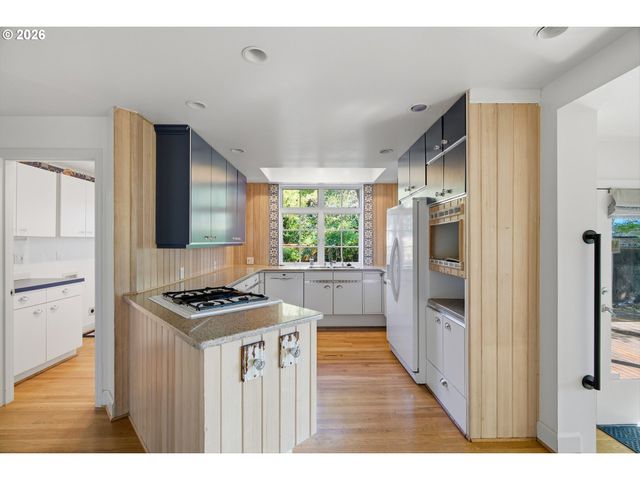 3750 UPPER Dr, Lake Oswego, OR 97035