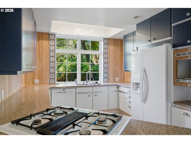 3750 UPPER Dr, Lake Oswego, OR 97035