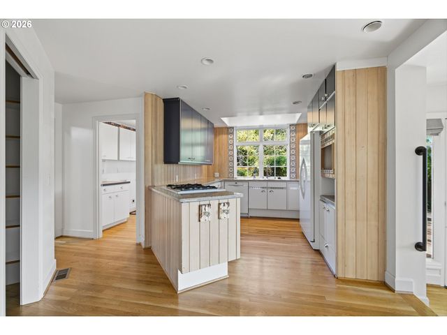 3750 UPPER Dr, Lake Oswego, OR 97035