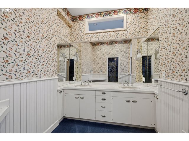3750 UPPER Dr, Lake Oswego, OR 97035
