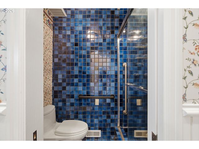 3750 UPPER Dr, Lake Oswego, OR 97035