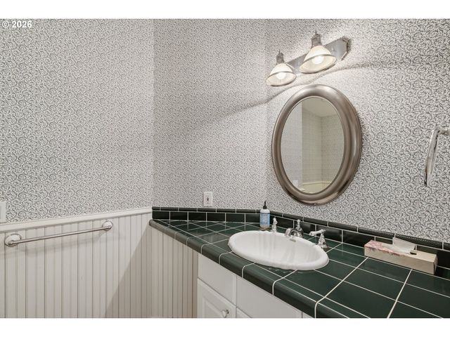 3750 UPPER Dr, Lake Oswego, OR 97035