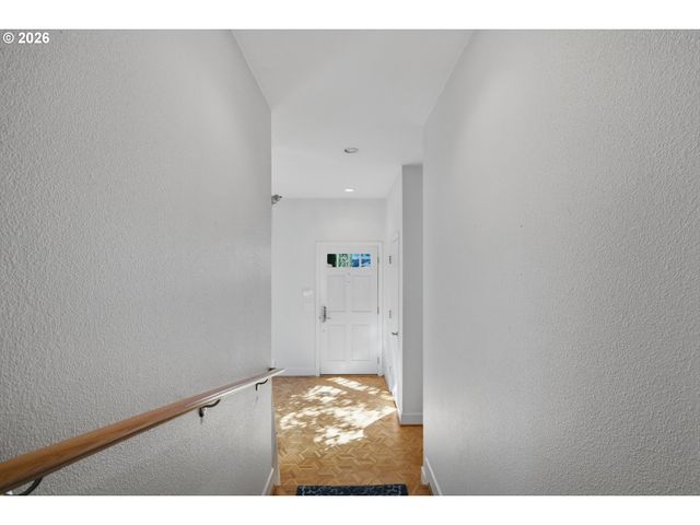 3750 UPPER Dr, Lake Oswego, OR 97035