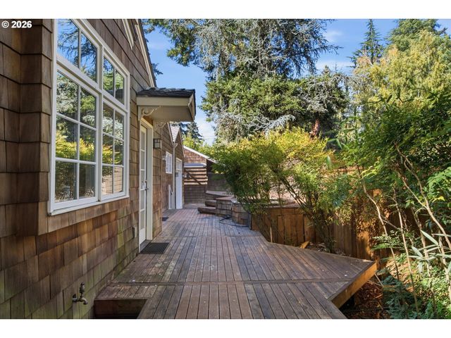 3750 UPPER Dr, Lake Oswego, OR 97035