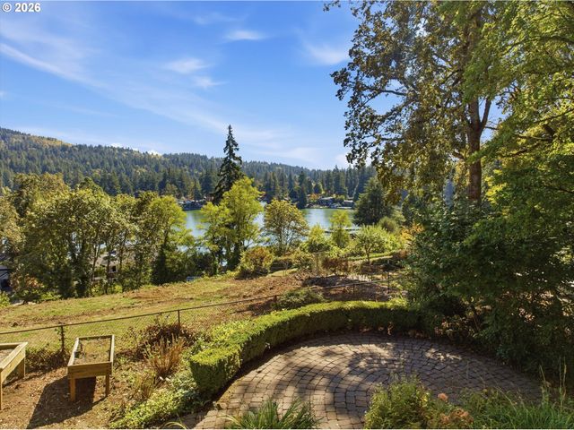3750 UPPER Dr, Lake Oswego, OR 97035