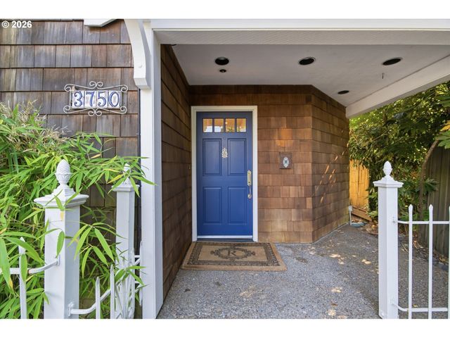 3750 UPPER Dr, Lake Oswego, OR 97035