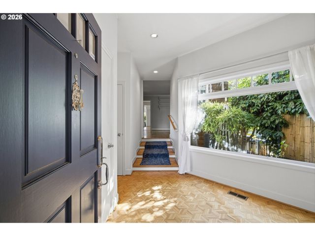 3750 UPPER Dr, Lake Oswego, OR 97035