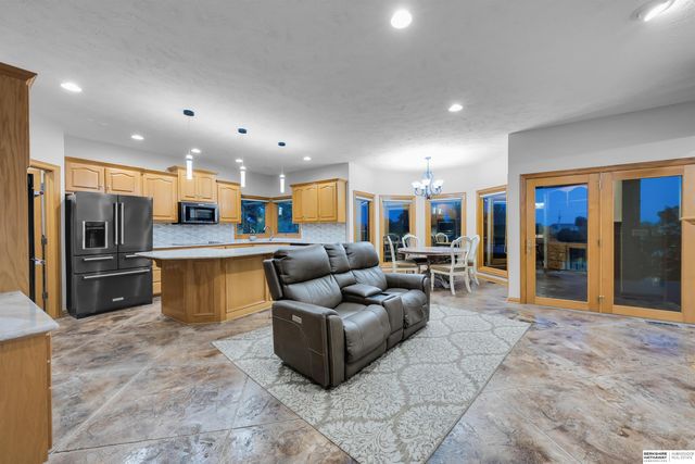 17117 Oakmont Drive, Omaha, NE 68136