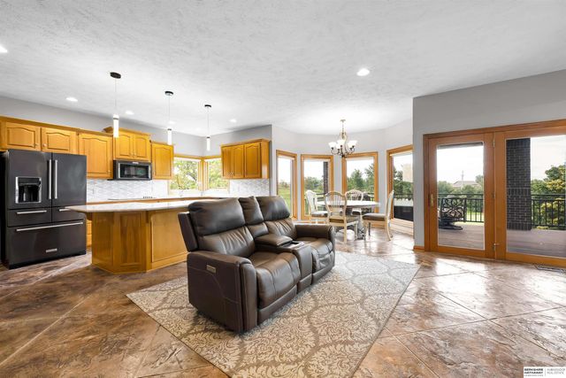 17117 Oakmont Drive, Omaha, NE 68136