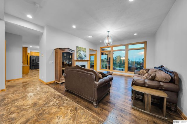 17117 Oakmont Drive, Omaha, NE 68136