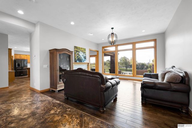 17117 Oakmont Drive, Omaha, NE 68136
