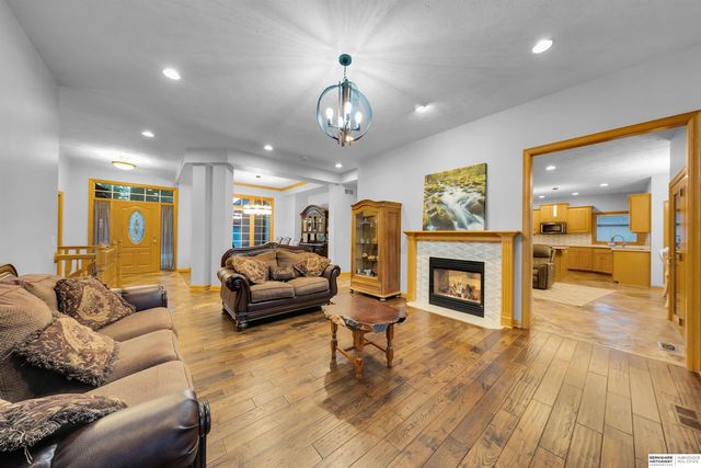 17117 Oakmont Drive, Omaha, NE 68136