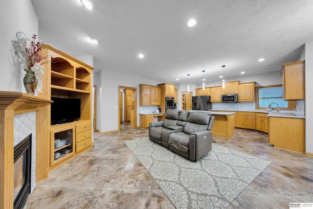 17117 Oakmont Drive, Omaha, NE 68136