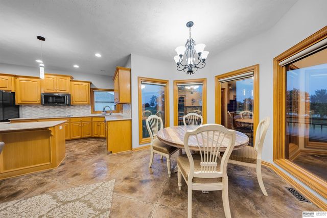 17117 Oakmont Drive, Omaha, NE 68136