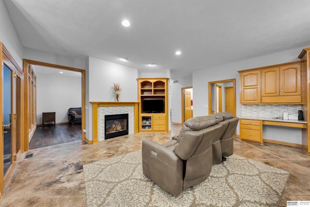 17117 Oakmont Drive, Omaha, NE 68136