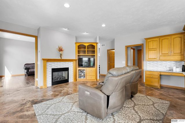 17117 Oakmont Drive, Omaha, NE 68136