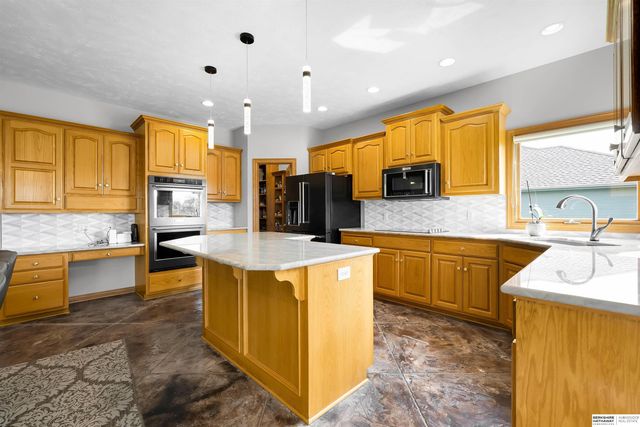 17117 Oakmont Drive, Omaha, NE 68136