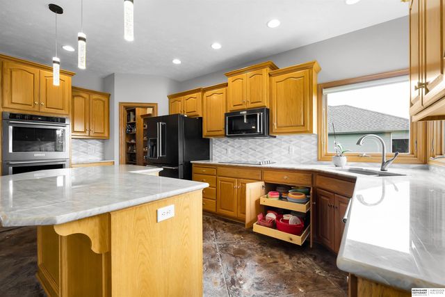 17117 Oakmont Drive, Omaha, NE 68136