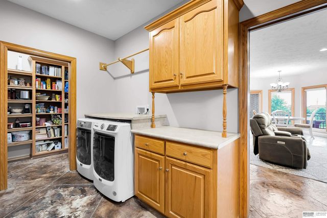 17117 Oakmont Drive, Omaha, NE 68136