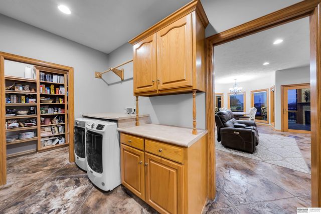 17117 Oakmont Drive, Omaha, NE 68136