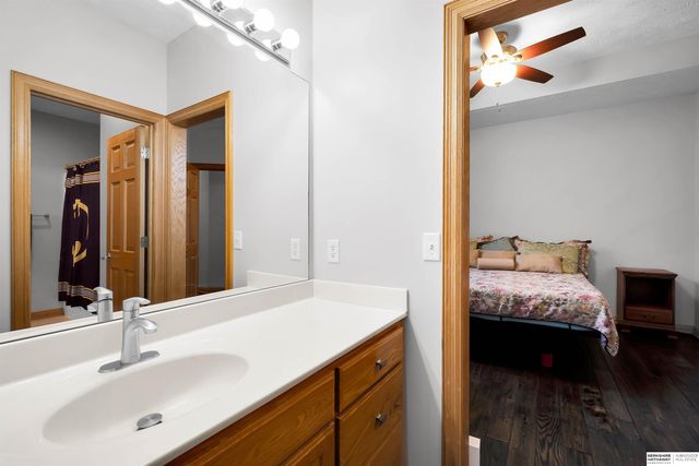 17117 Oakmont Drive, Omaha, NE 68136