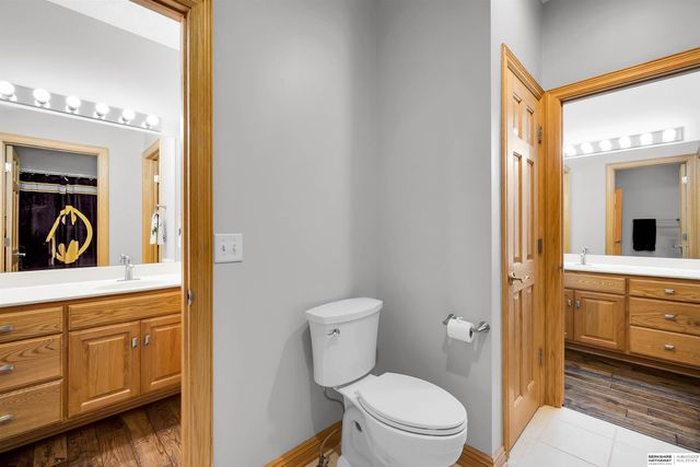17117 Oakmont Drive, Omaha, NE 68136