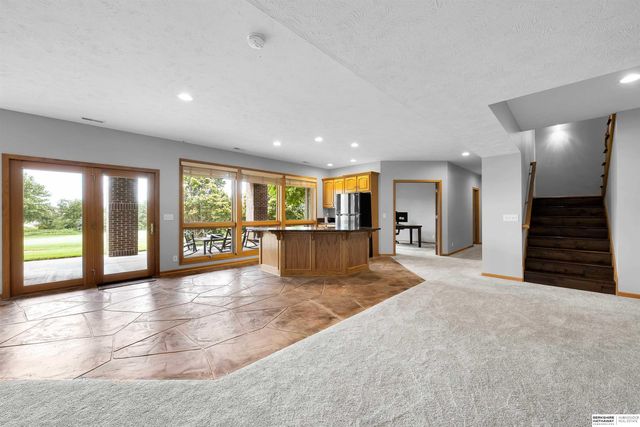 17117 Oakmont Drive, Omaha, NE 68136