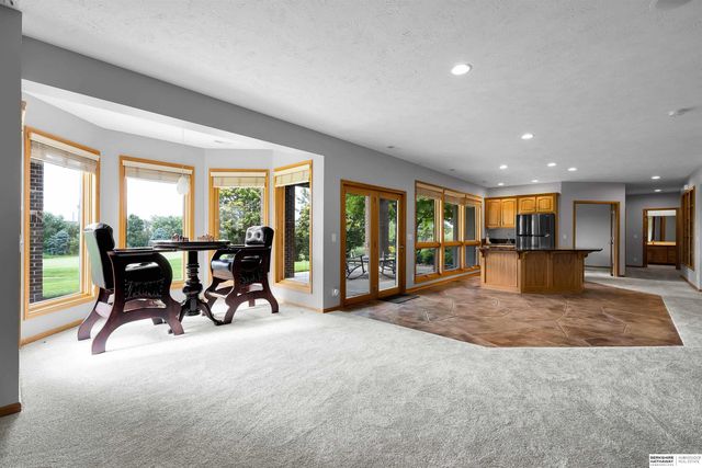 17117 Oakmont Drive, Omaha, NE 68136