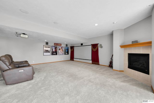 17117 Oakmont Drive, Omaha, NE 68136