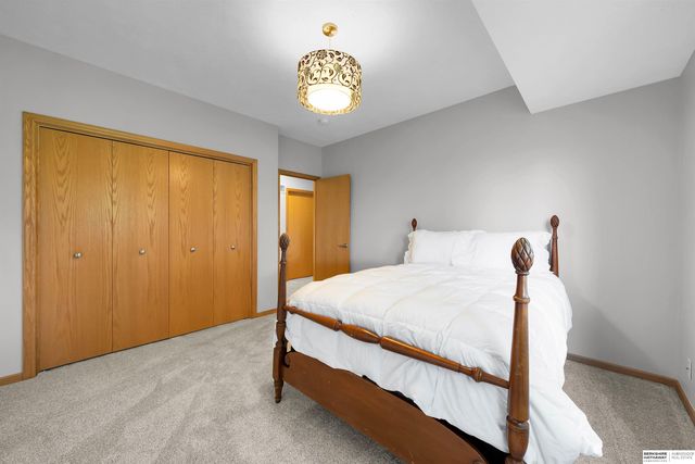 17117 Oakmont Drive, Omaha, NE 68136