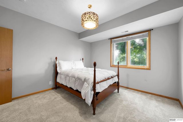17117 Oakmont Drive, Omaha, NE 68136
