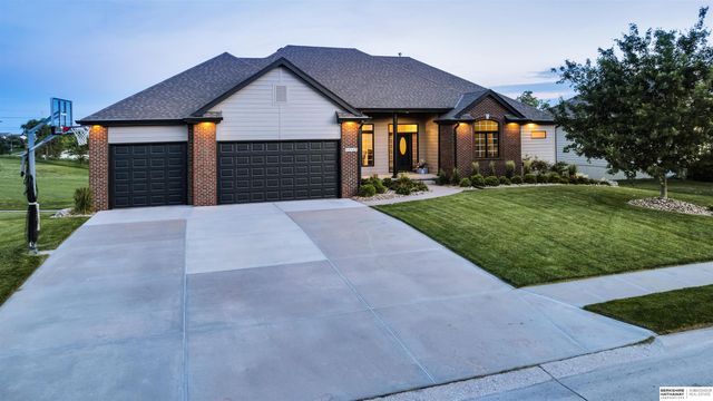 17117 Oakmont Drive, Omaha, NE 68136