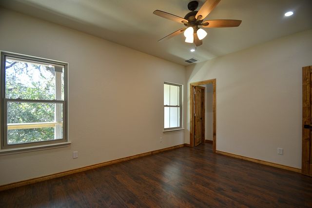 233 Old Oaks Path, Kerrville, TX 78028