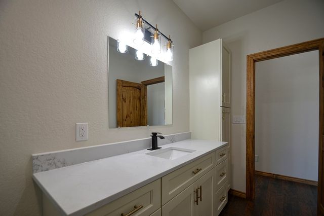 233 Old Oaks Path, Kerrville, TX 78028