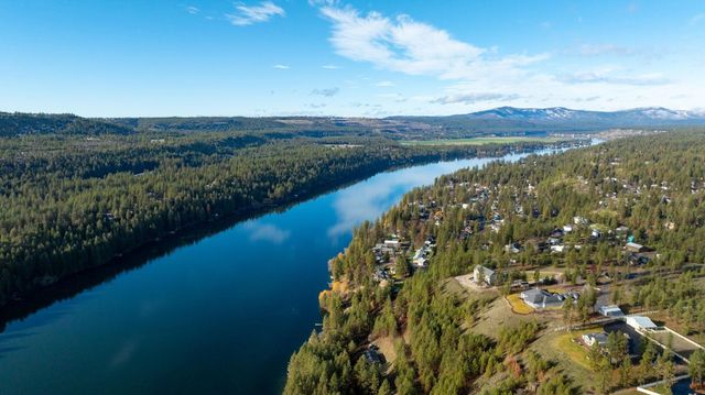 11448 W Meadowview Ln, Nine Mile Falls, WA 99026