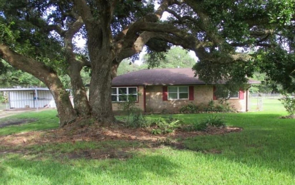 4015 County Road 450 Road, West Columbia, TX 77486