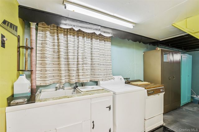 8 Carlton Place, Hicksville, NY 11801