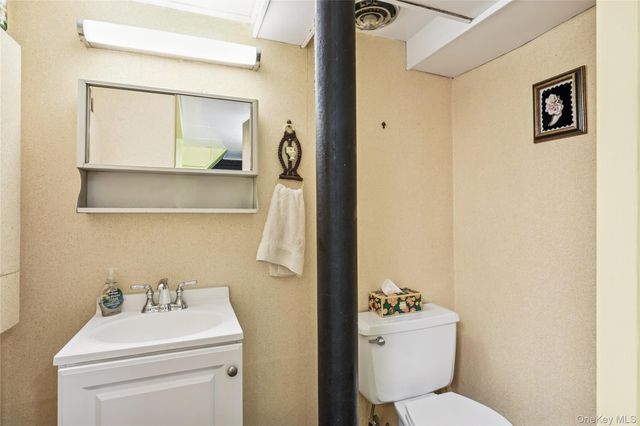 8 Carlton Place, Hicksville, NY 11801