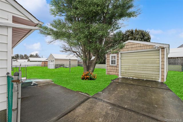 8 Carlton Place, Hicksville, NY 11801