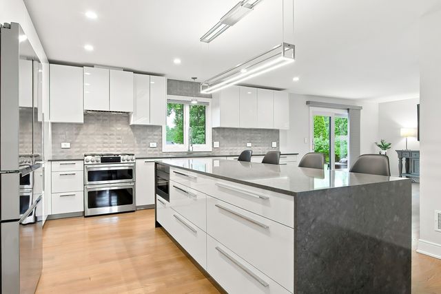 9S580 Clarendon Hills Road, Willowbrook, IL 60527