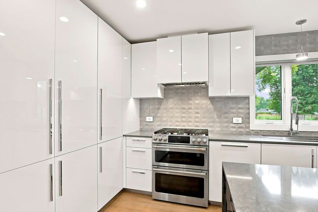 9S580 Clarendon Hills Road, Willowbrook, IL 60527