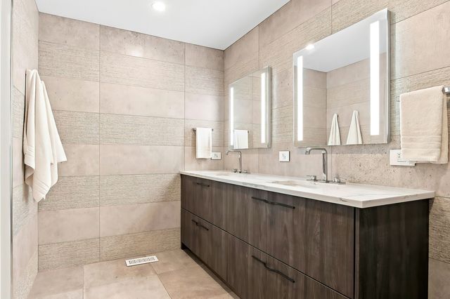 9S580 Clarendon Hills Road, Willowbrook, IL 60527