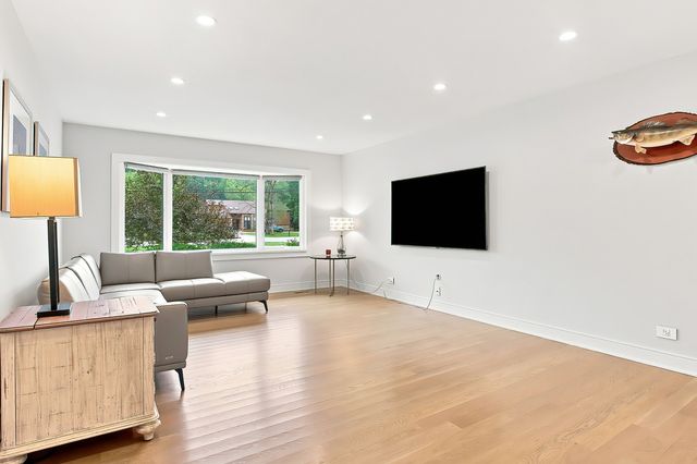 9S580 Clarendon Hills Road, Willowbrook, IL 60527